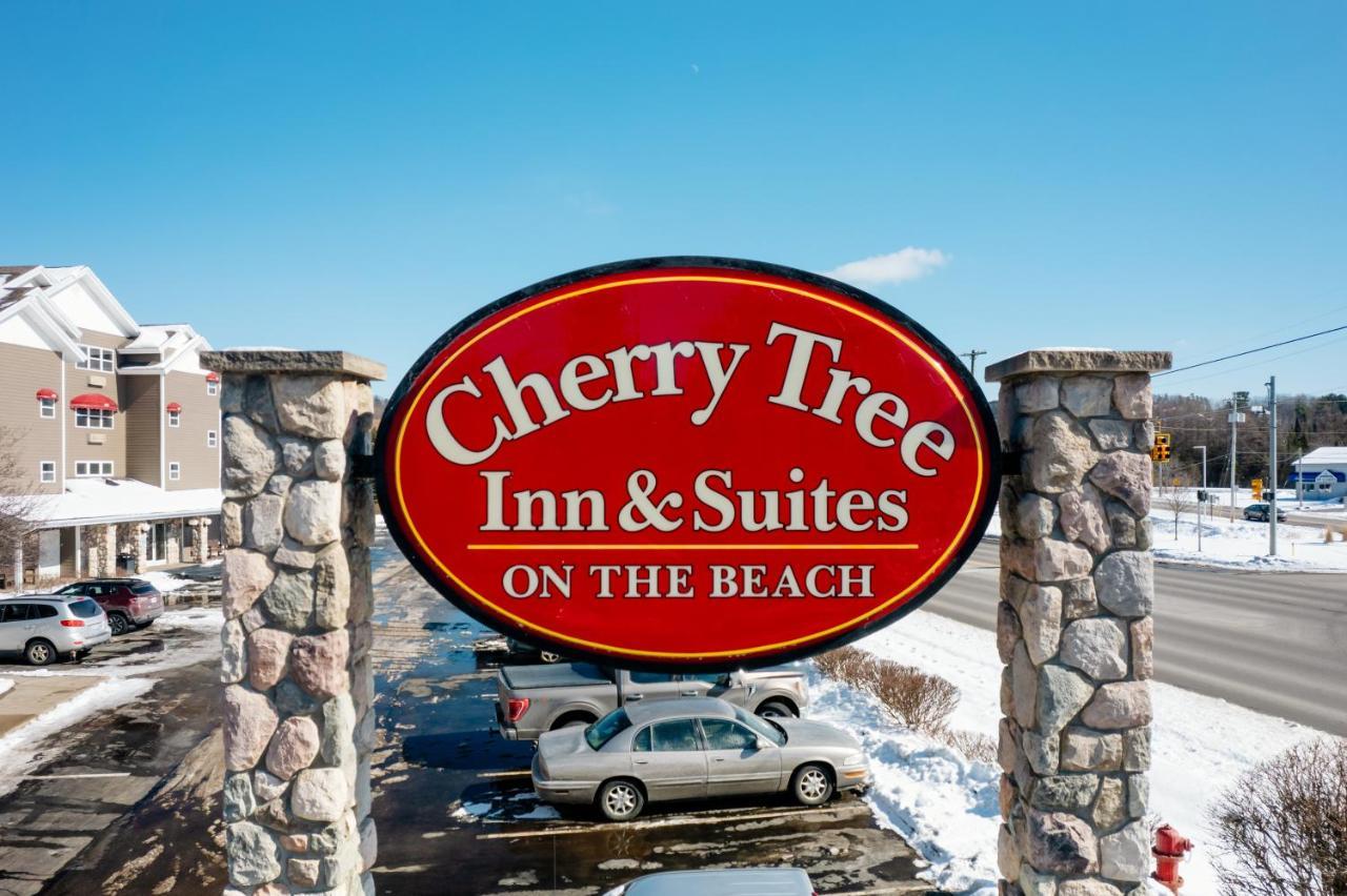 Cherry Tree Inn & Suites Traverse City Buitenkant foto