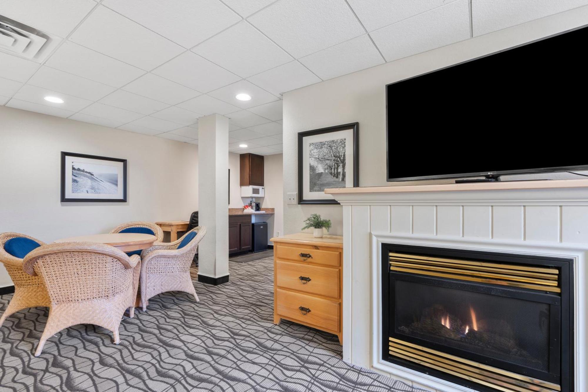 Cherry Tree Inn & Suites Traverse City Buitenkant foto