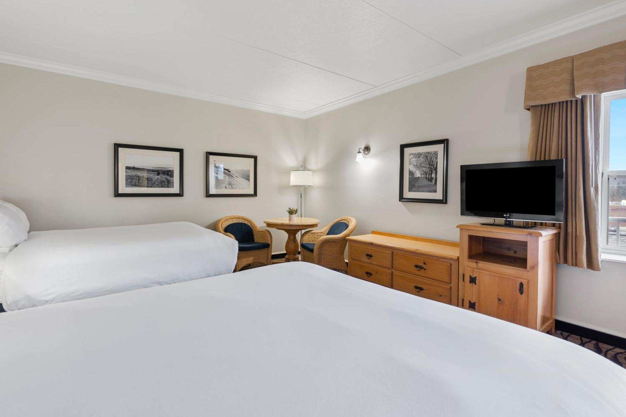 Cherry Tree Inn & Suites Traverse City Buitenkant foto