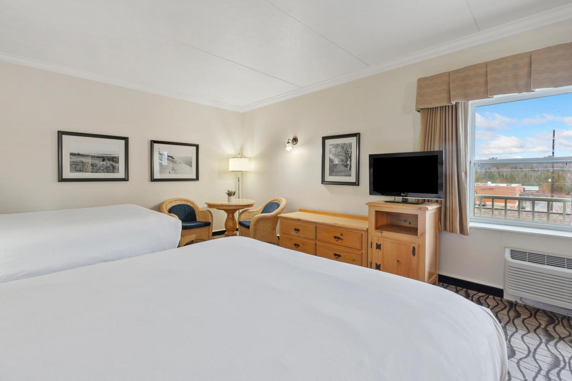 Cherry Tree Inn & Suites Traverse City Buitenkant foto