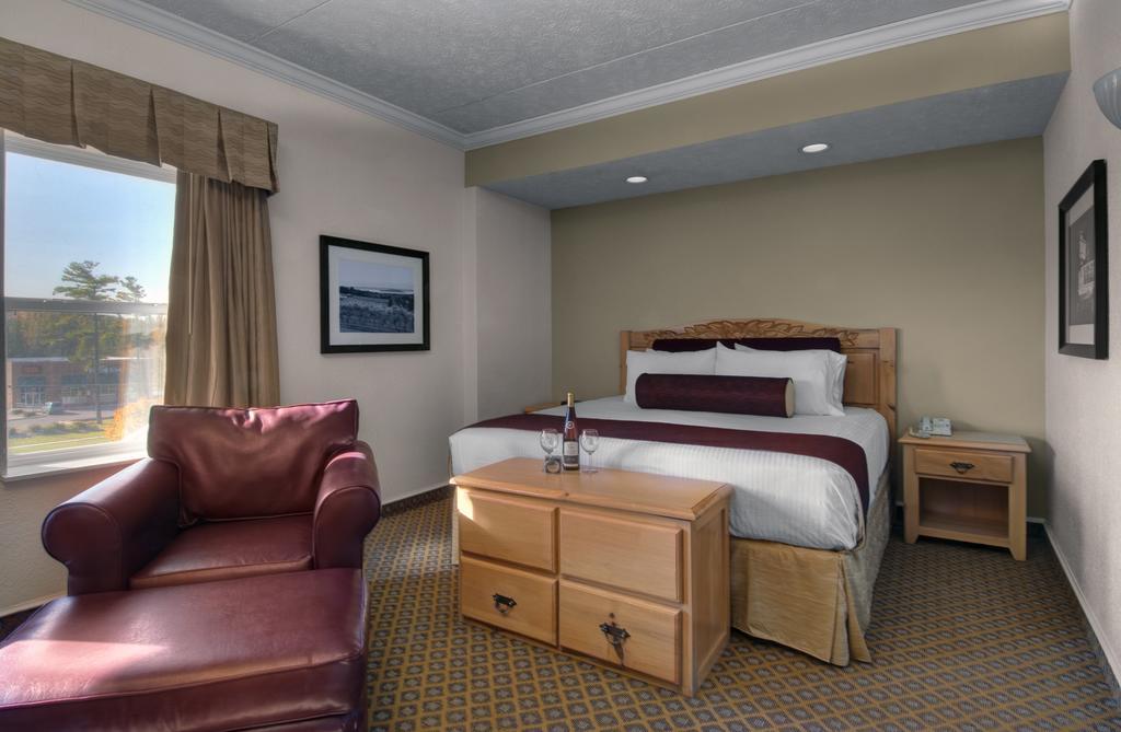 Cherry Tree Inn & Suites Traverse City Buitenkant foto