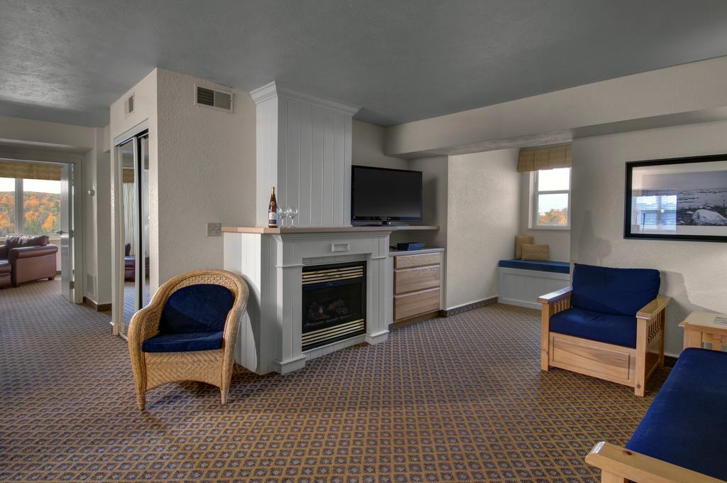 Cherry Tree Inn & Suites Traverse City Buitenkant foto