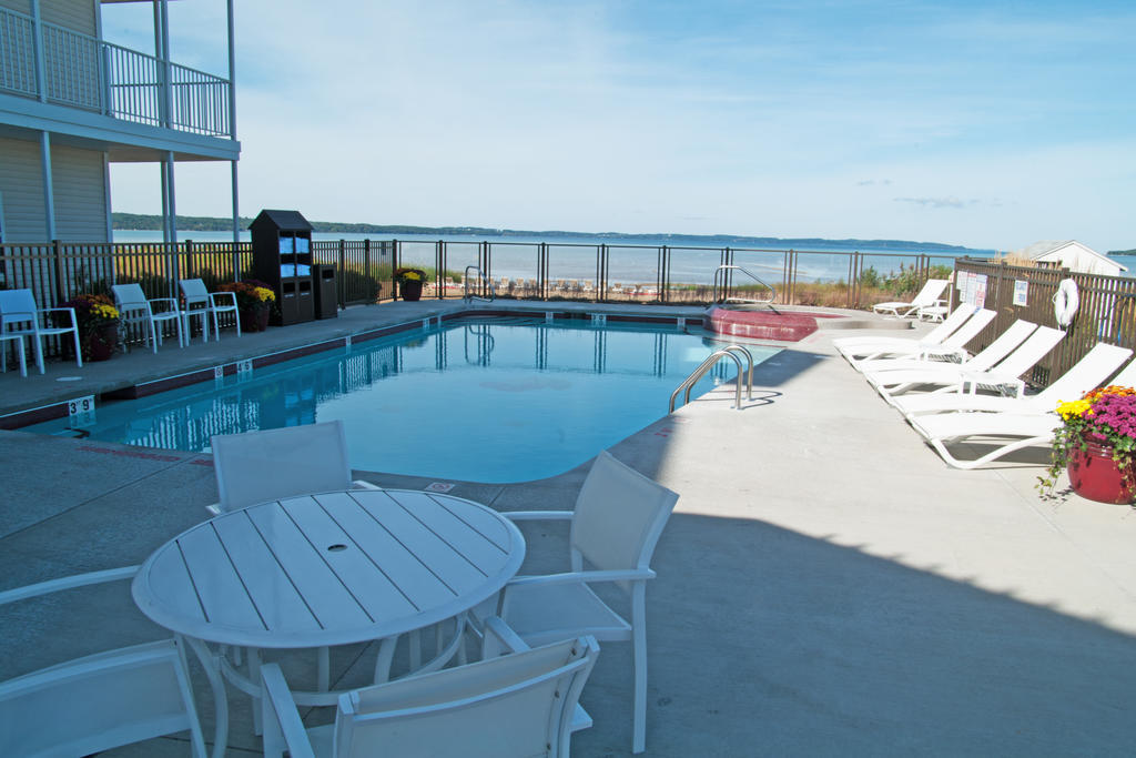Cherry Tree Inn & Suites Traverse City Buitenkant foto