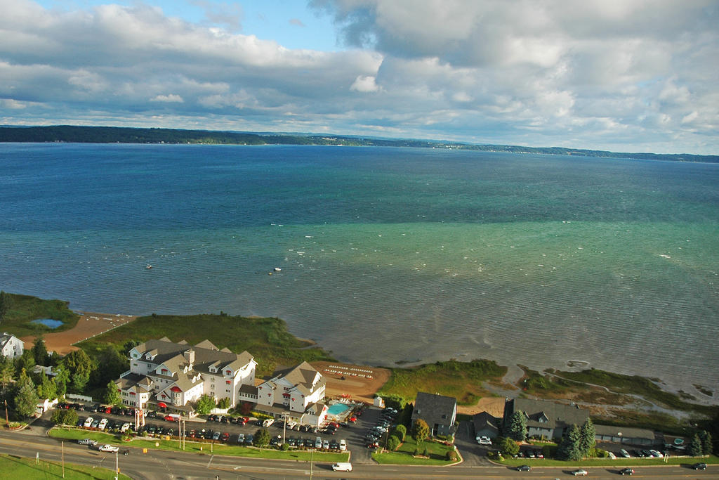 Cherry Tree Inn & Suites Traverse City Buitenkant foto